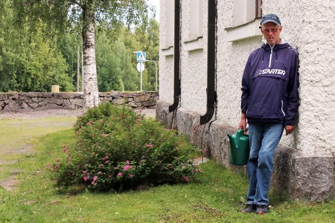 Juha Saari on tuttu näky Alavuden hautausmaalla, jossa hän käy usein kastelemassa kukkia sukulaistensa haudoilla. KUVA: JUHA SALLILA