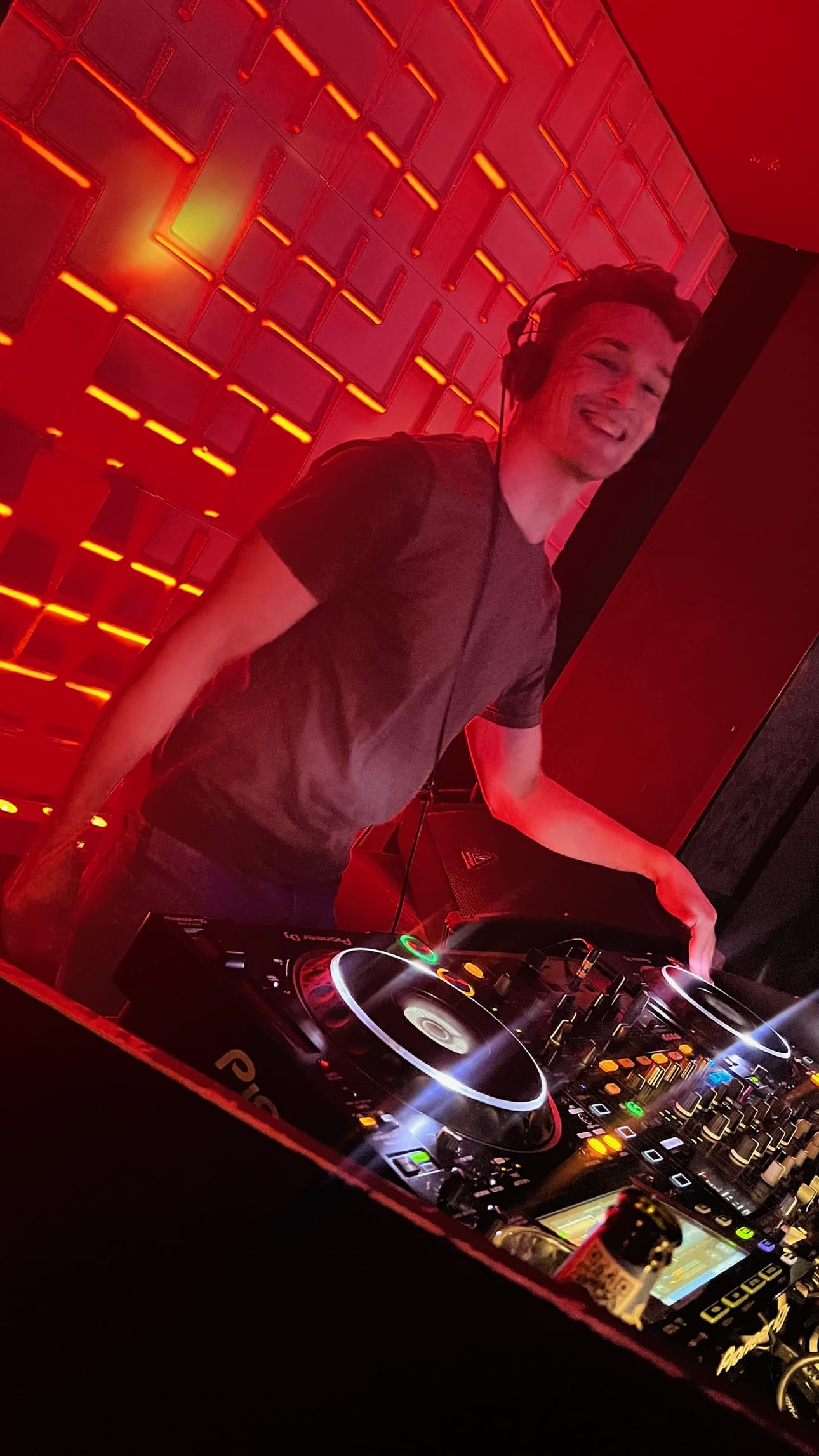 Dj Kajis soittamassa Fiksaatio-klubilla.