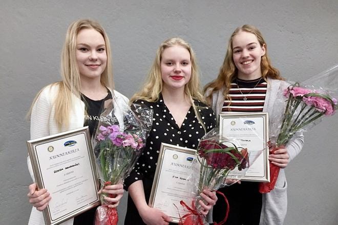 Roosa Haapamäki, Fiia Isoaho ja Neea Rintala pokkasivat palkinnot puhetaitokilpailusta.