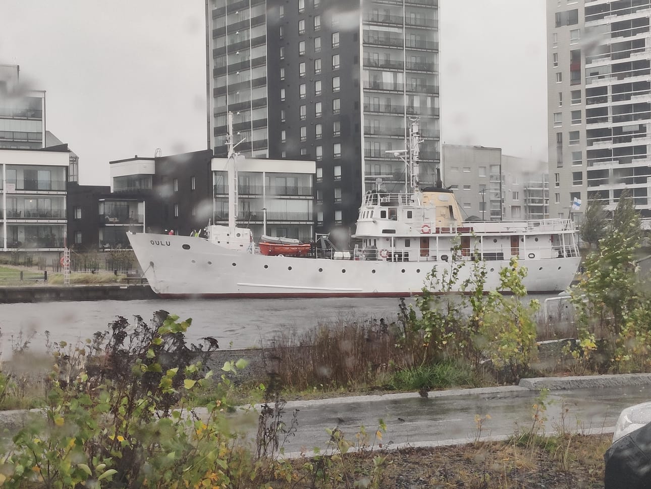 Oulu-laiva lähti merelle myrskystä huolimatta.