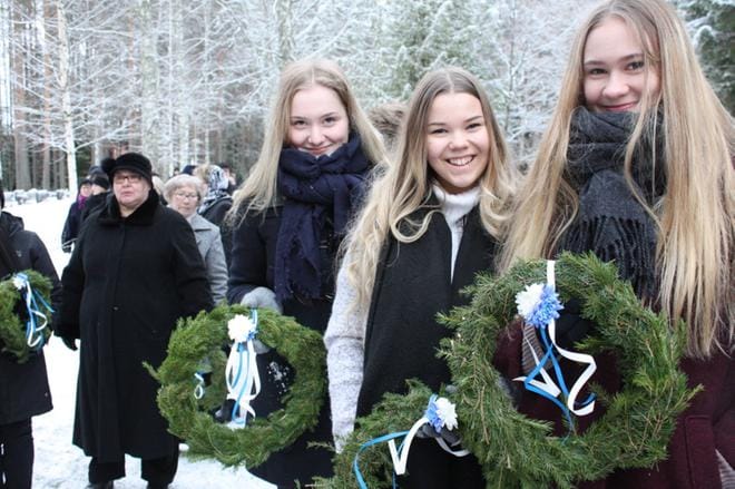 Seinäjoen yhteiskoulun oppilaat Ilona Mäkynen, Miia Anttila ja Saara Nurro olivat pienoisseppeleiden laskijoiden joukossa. KUVAT: HEIKKI PELTOKANGAS