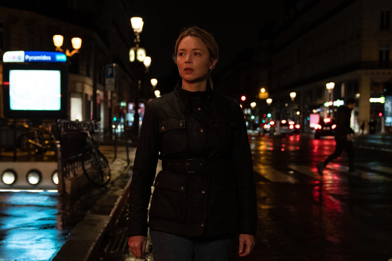 Mia (Virginie Efira) on päällisin puolin kunnossa, mutta sisäisesti sirpaleina traumaattisen välikohtauksen jälkeen.