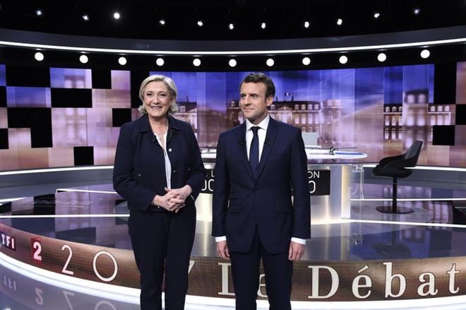 Vielä ennen väittelyä Ranskan presidenttiehdokkaita Marine Le Peniä ja Emmanuel Macronia hymyilytti. Tunnelma vaihtui nopeasti, kun keskustelu käynnistyi. KUVA: Eric Feferberg/EPA