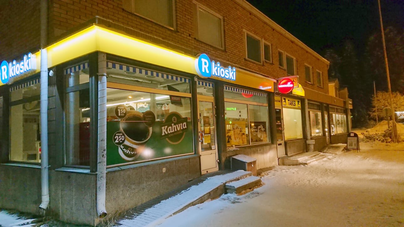 R-kioski sijaitsee Pudasjärvellä Kauppatiellä vuokratiloissa. Ovi on auki vielä pari viikkoa.