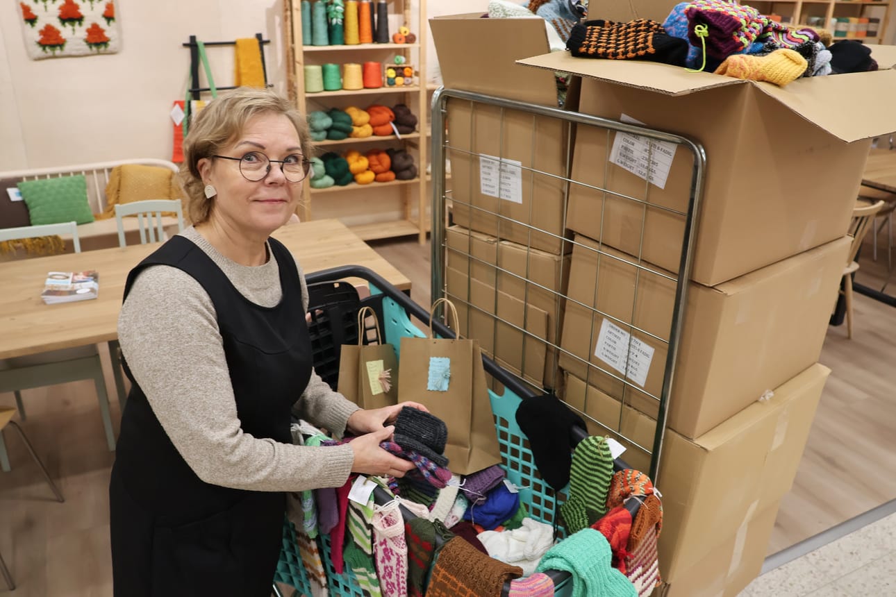 Hyvänmielen Jouluneuleet -keräys on meneillään Lankavassa Kauhavalla. Asiakaspalvelija Heli Peura kertoo, että lahjoitusneuleita on tullut jo yli puolet viime vuoden keräyssaldosta.