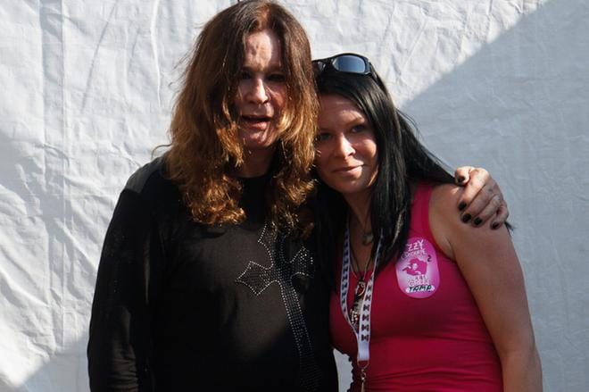 Vuonna 2011 Taija Holm oli Sauna Open Airin tiedottajana. Ozzy Osbourne, ”Prince of darkness” kuului esiintyjäkaartiin. Kuvanottohetkellä hän tokaisi: I hate that fucking sun. KUVA: SAMI SIILIN