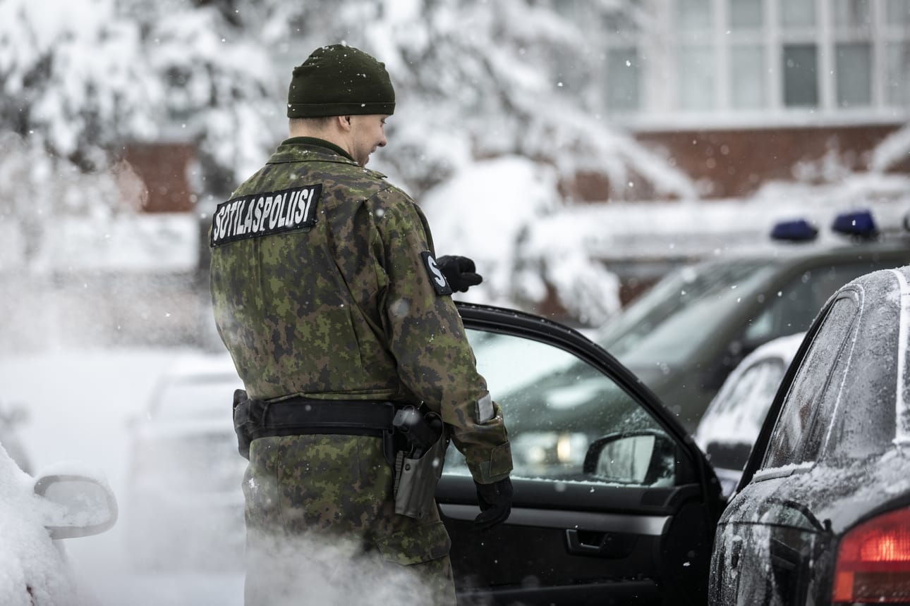 Pääesikunta ehdottaa myös selvitettäväksi, voisiko Pääesikunnan tutkinnanjohtaja jatkossa päättää itsenäisesti esitutkinnan aloittamisesta. Kuvituskuva.