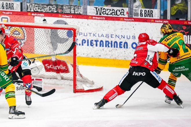 Ilveksen Matias Maccelli kiepautti 2–0-maalin Kristian Tuohilammen estelyistä huolimatta. Kuva: Samppa Toivonen