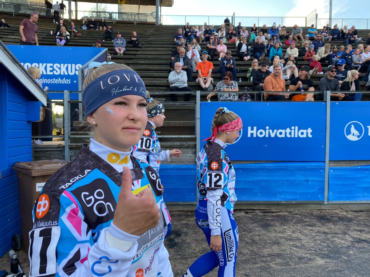 Lipon Jenni Starck näytti pettymyksen keskellä peukkua paikalle superpesiskarsinnoissa.
