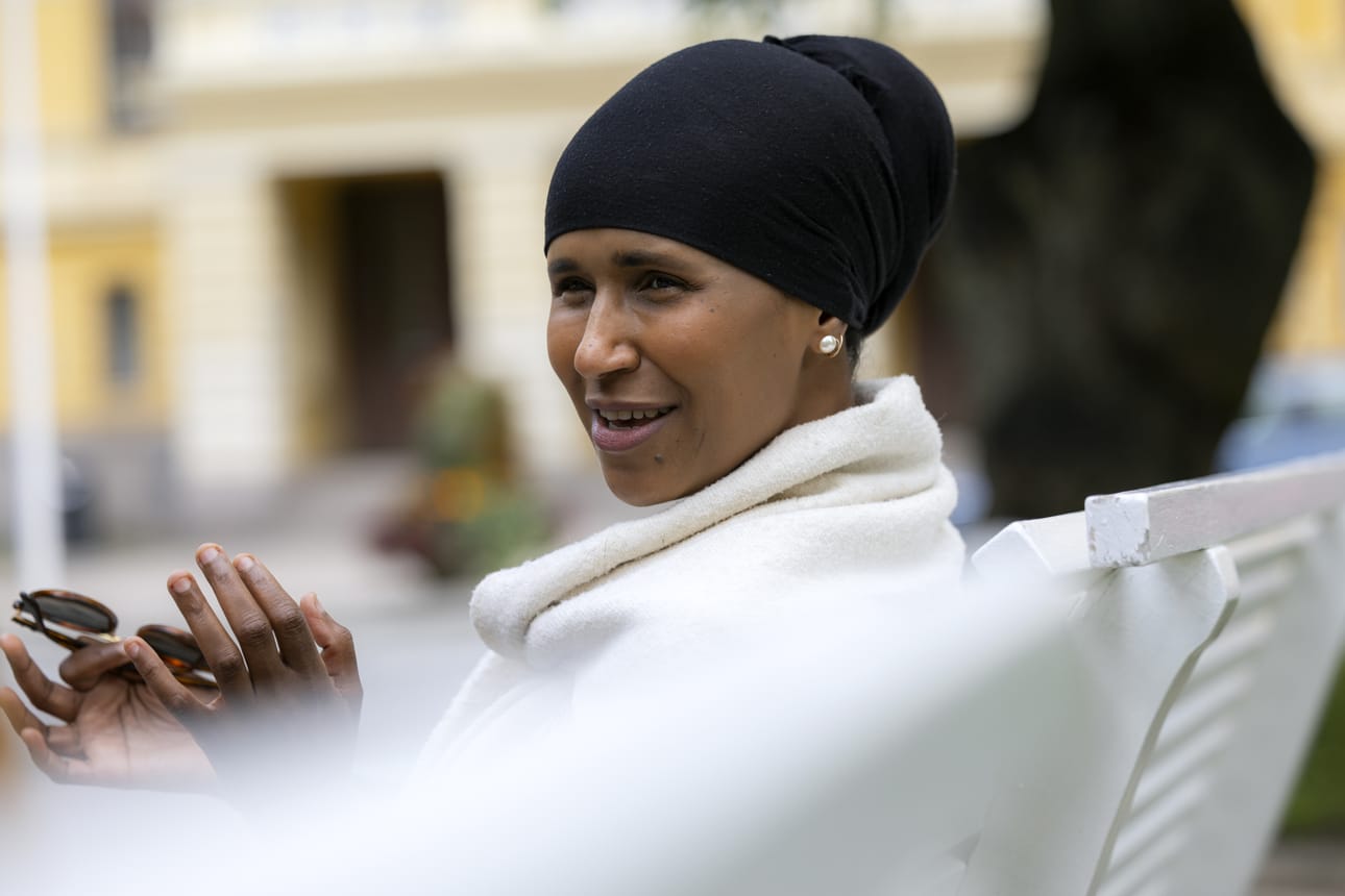 Ramieza Mahdi puolustaa terveyspalveluja ja ihmisoikeuksia.