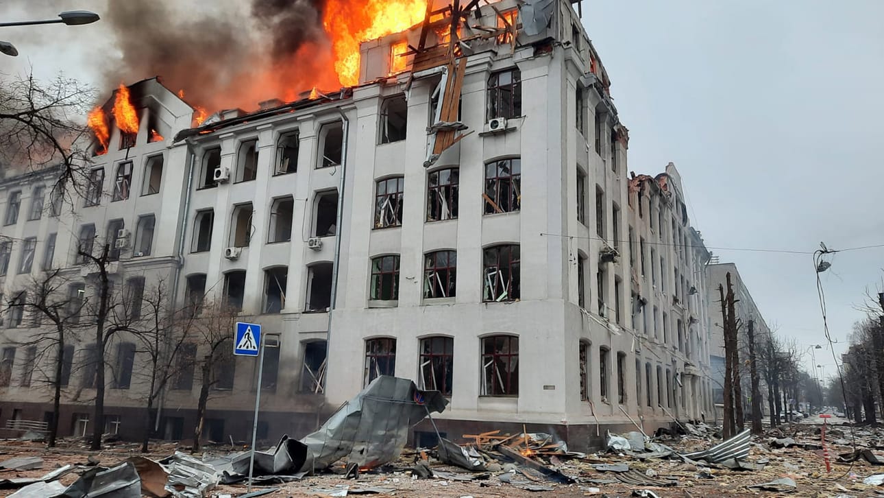 Valtion virastotaloon Harkovassa osui Ukrainan hallinnon mukaan venäläisohjus, joka tuhosi tiloja laajasti ja sytytti tulipalon.