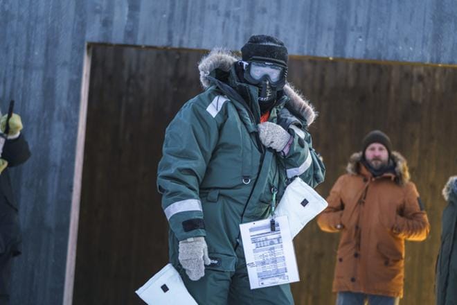 Kasvonsakin suojannut apulaisohjaaja Jouni Mutanen aikoo pysyä lämpimänä pakkasessa. Tavoitteena on, että kylmyys hyytää Ivalo-rikossarjassakin.