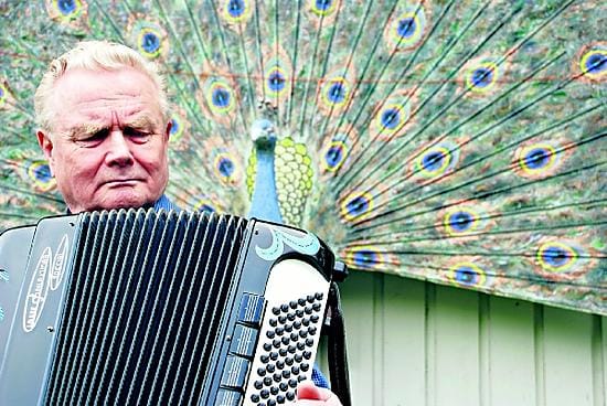 Martti Väänänen soittaa joka päivä. "Välillä oli kahdenkymmenen vuoden tauko, kun naimisiinmenosta tuli kiireitä. Nuorena soitin tansseissakin. Lavoilla piti soittaa aina yksin, ei siellä orkestereita ollut".