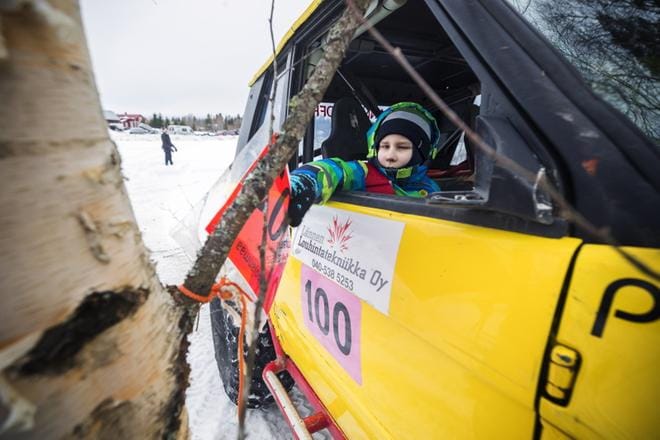 Lapualainen Juho Alasaari jännitti lauantaina Ari Atilan menopelin kyydissä. Päivän pääasia oli hauskanpito. KUVAT: JARNO PELLINEN