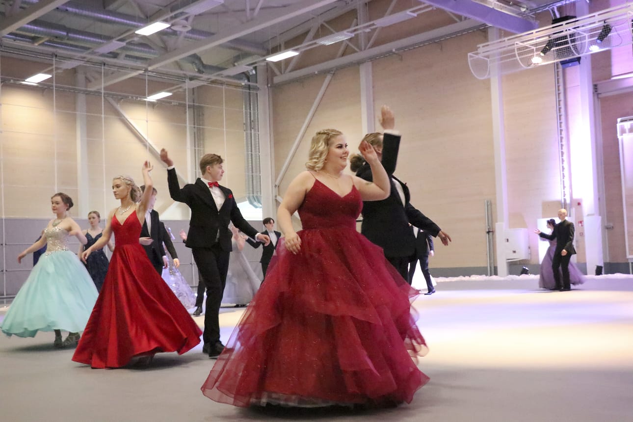 Alajärven lukion vanhat tanssivat tänään perjantaina. Etualalla Pilvi Rantakangas ja Kaapo Yli-Hemminki ja taaempana punaisissa Hanna Murtokangas ja Siilas Pyhälahti.