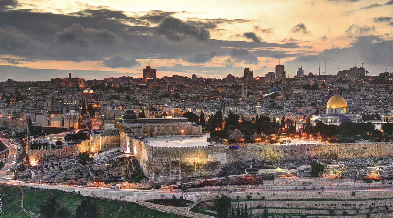 Jerusalemin vanha kaupunki, etualalla vana Jerusalemin temppelin muuri eli ”itkumuuri”, viralliselta nimeltään länsimuuri. Vasemmalla al Aksan moskeija, jonka alla lienee valtaosa vanhan Jerusalemin temppelin raunioista. Oikealla Kalliomoskeijan kullattu kupoli.