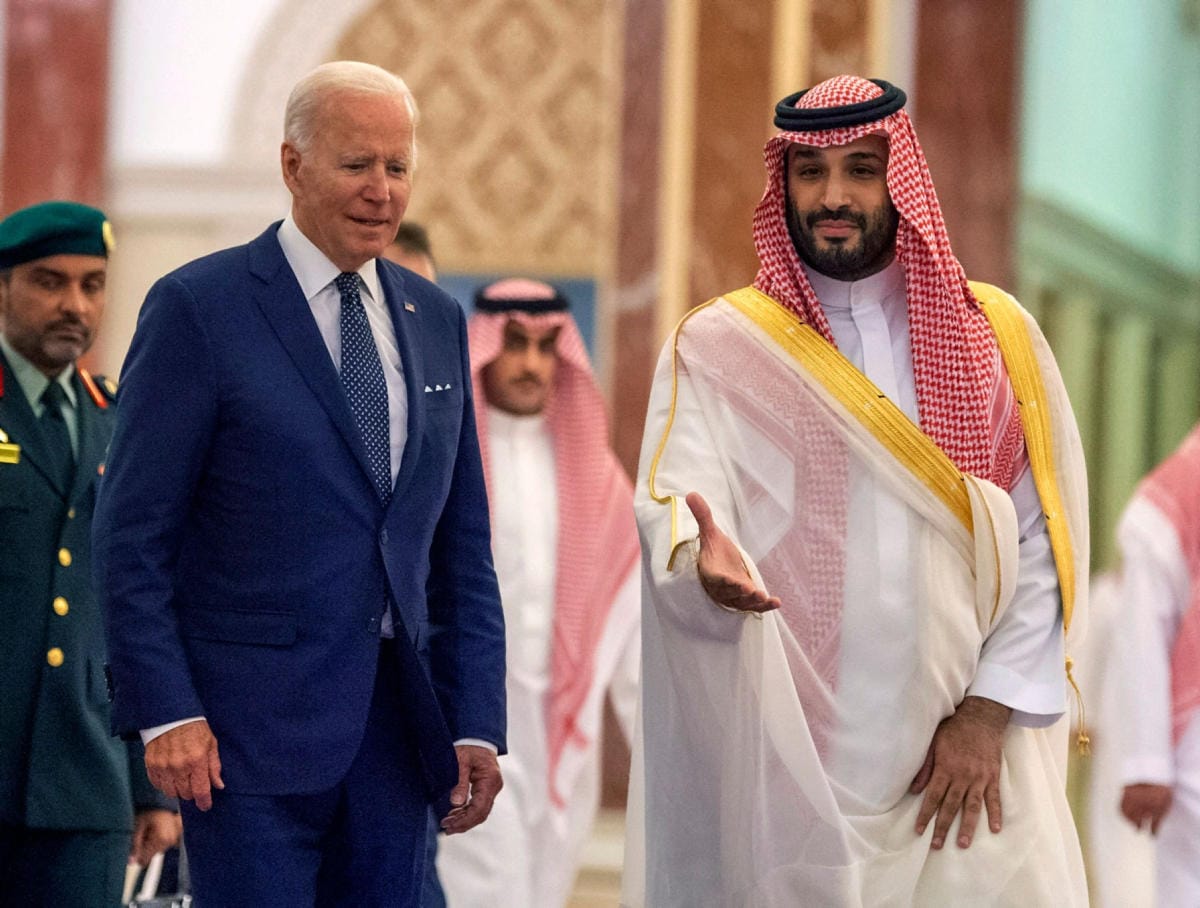 Joe Biden (vas.) tavoittelee vierailullaan öljyntuotannon lisäämistä Saudi-Arabiassa. Hän tapasi perjantaina kruununprinssi Mohammed bin Salmanin (oik.). LEHTIKUVA / AFP
