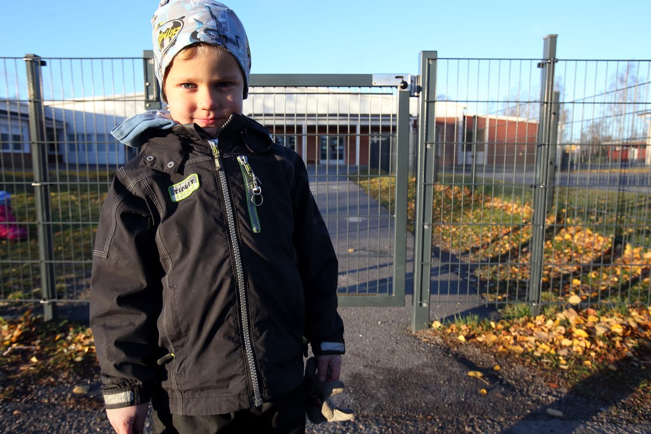 Samuel Kärkkäistä tuli äiti hakemaan Kummatin päiväkodilta iltasella. Lakko ei kuulemma vaikuttanut hänen päiväänsä. Myöskään äiti ei ollut huolissaan poikansa ruokailusta.