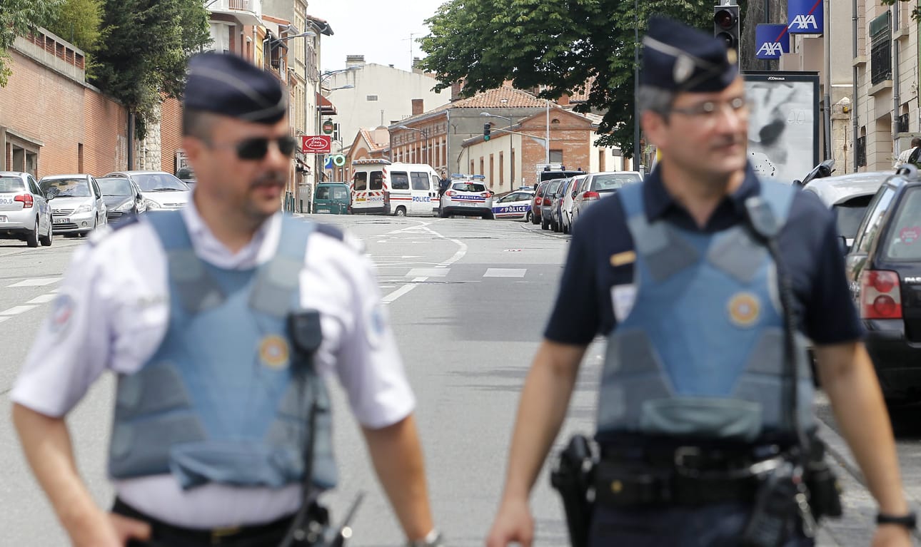 Poliisi vartioi kadulla, jolla pankki sijaitsee.