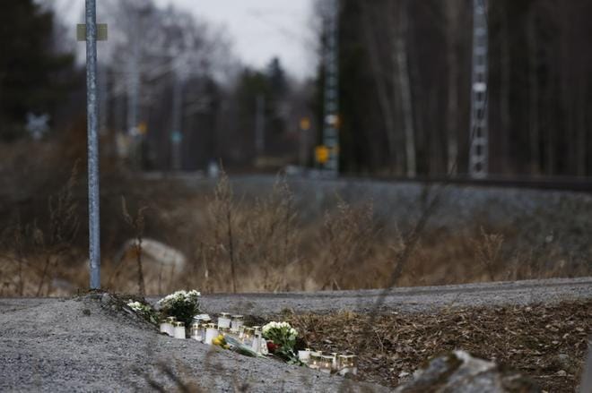 Turmapaikalle tuotiin lauantaina kukkia ja kynttilöitä. Kuva: Samppa Toivonen