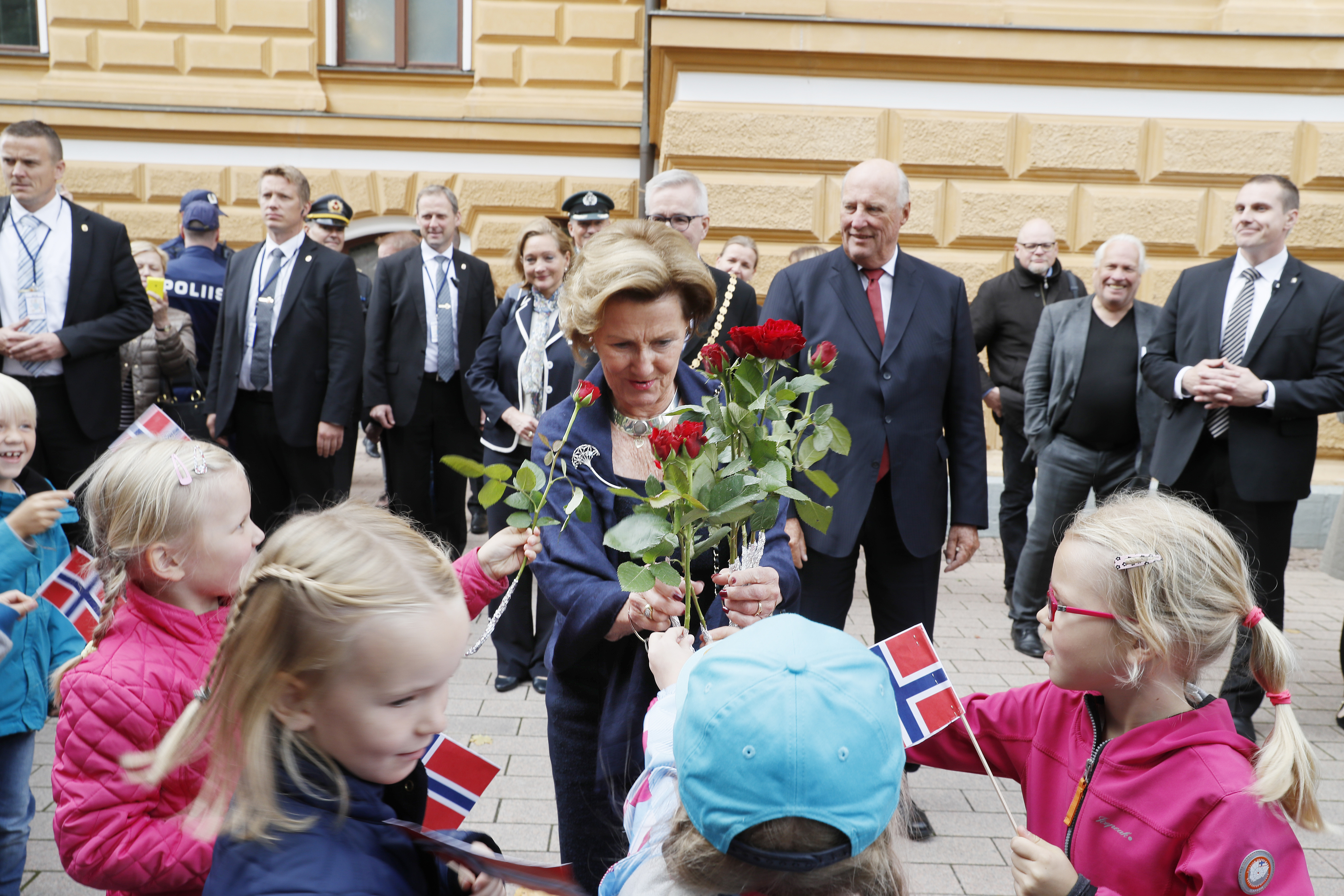 Oulujoen koulun ensimmäisen ja toisen luokan oppilaat ojensivat kuningatat Sonjalle 20 ruusua.