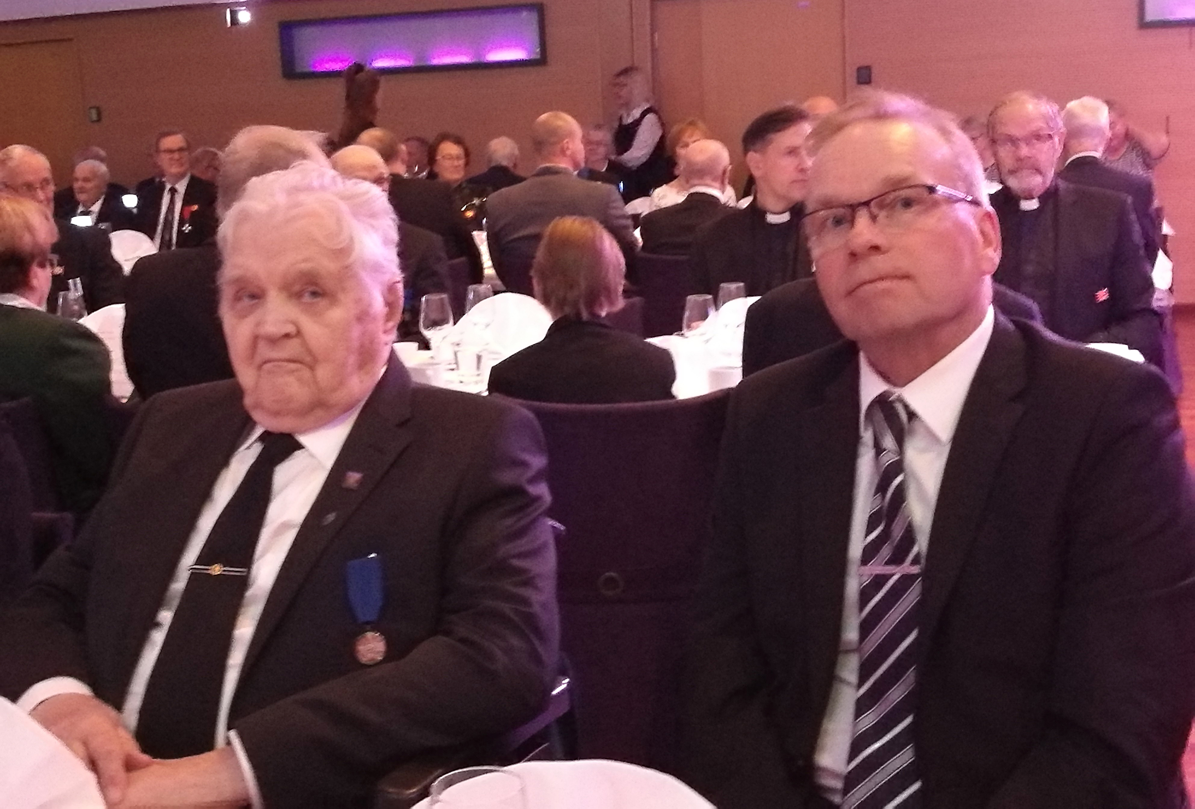Sotainvalidi Reino Pellikainen ja Taukokankaan johtaja Mika Rytkönen.