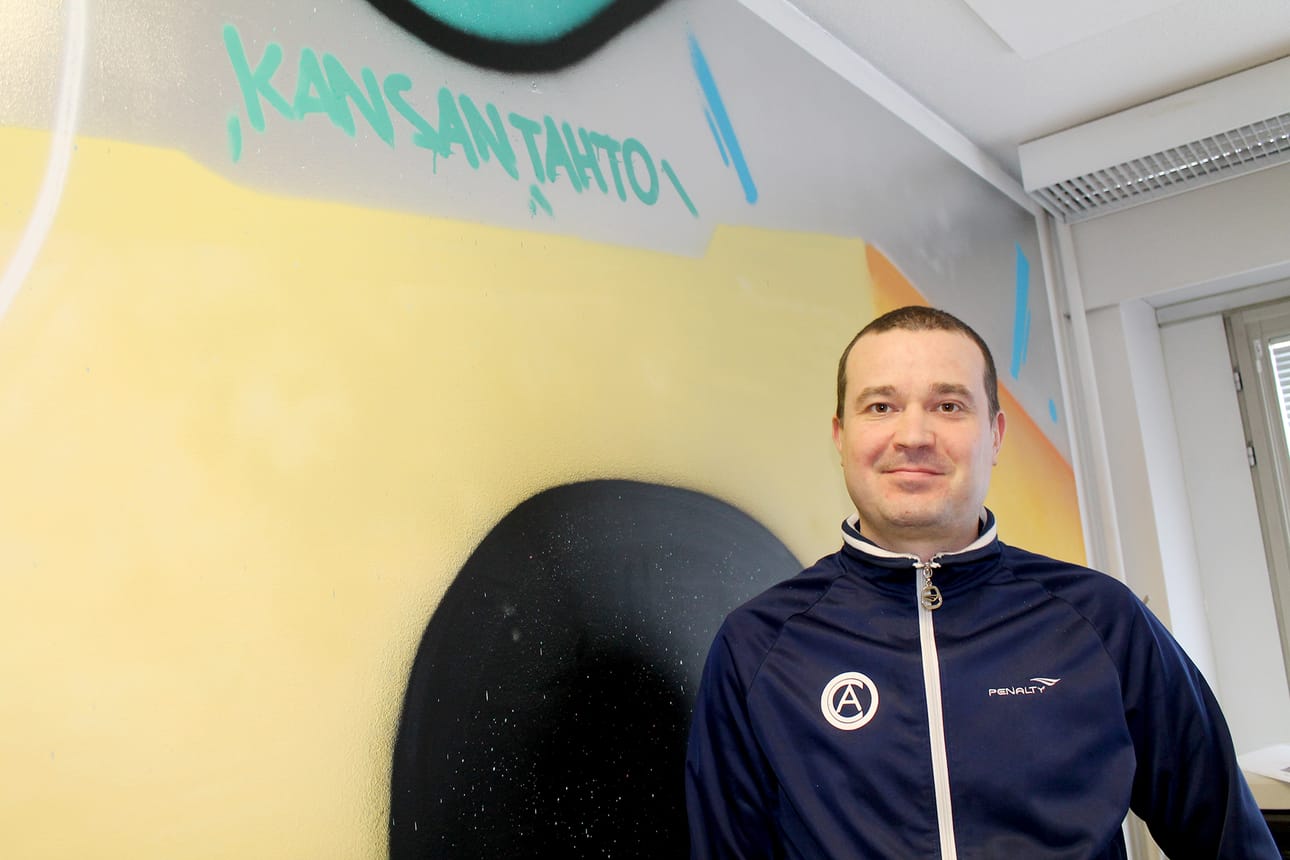 Toiminnanjohtaja Jaakko Alavuotunki iloitsee tilataiteesta Kauppurienkadun toimistolla.