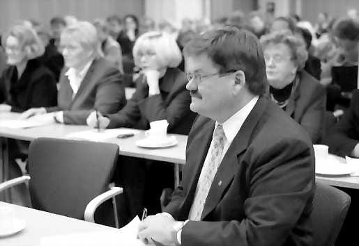 Vastuu muista. Kokoomuspiirin puheenjohtaja, kansanedustaja Esko Kurvinen puhuu yhteisöllisyyden puolesta.