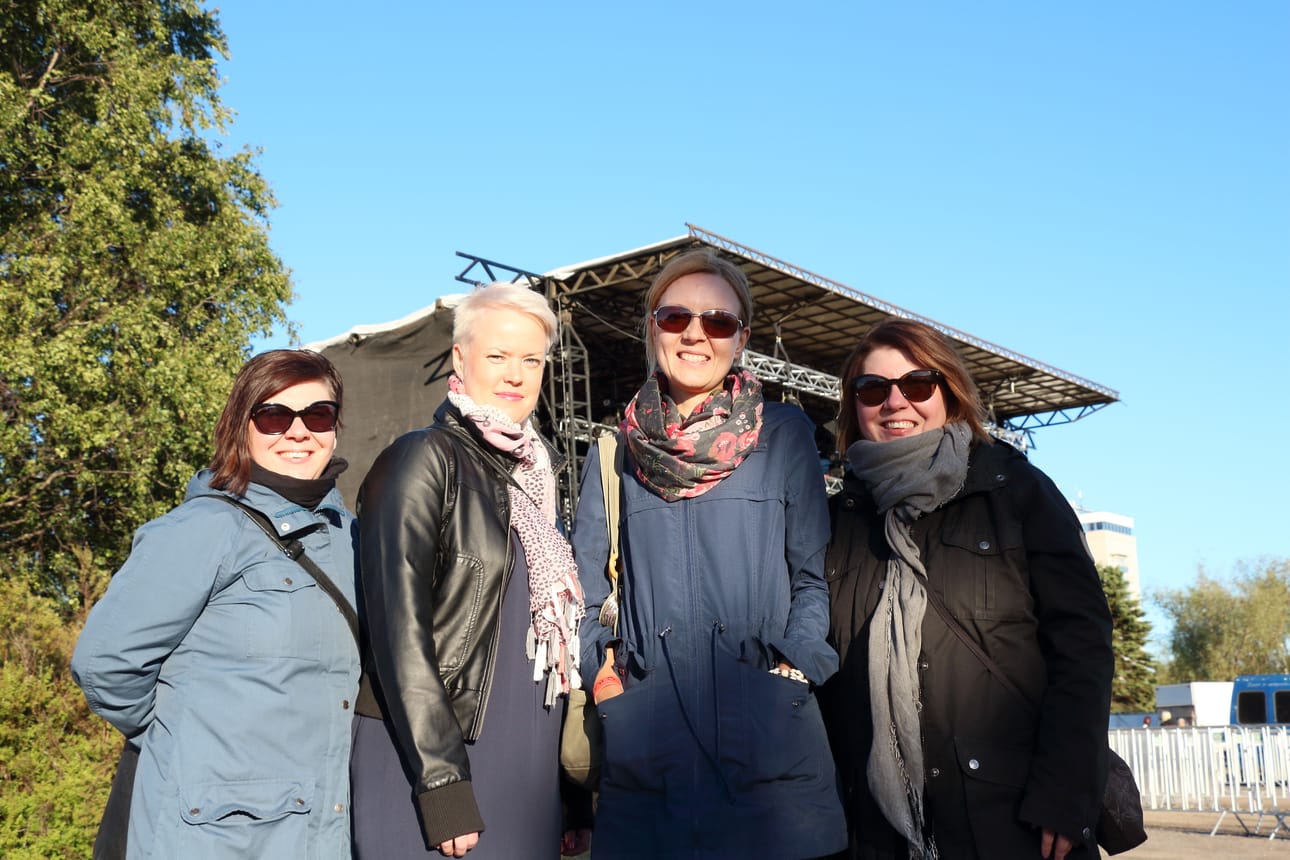 Sanna-Mari Kolehmainen, Sonja Kolehmainen, Paula Mäkiaho ja Taru Savolainen saapuivat Raahe Festivalille lauantai-iltana tapaamaan toisiaan ja viihtymään musiikin parissa.
