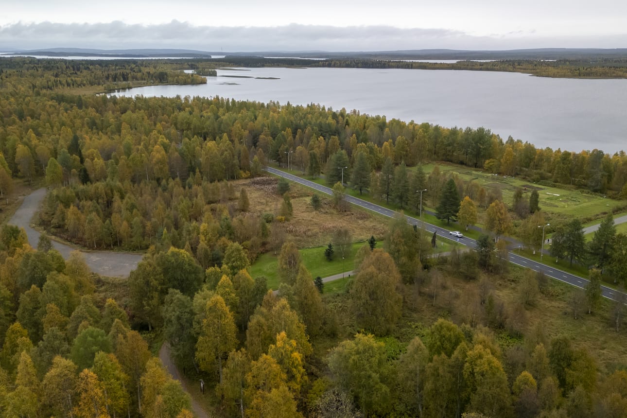 Pappilan pellot ovat yhä myymättä tonteiksi. Kuusamon seurakunta aikoo panostaa markkinointiin aikaisintaan ensi keväänä. Taustalla näkyy Torankijärvi.