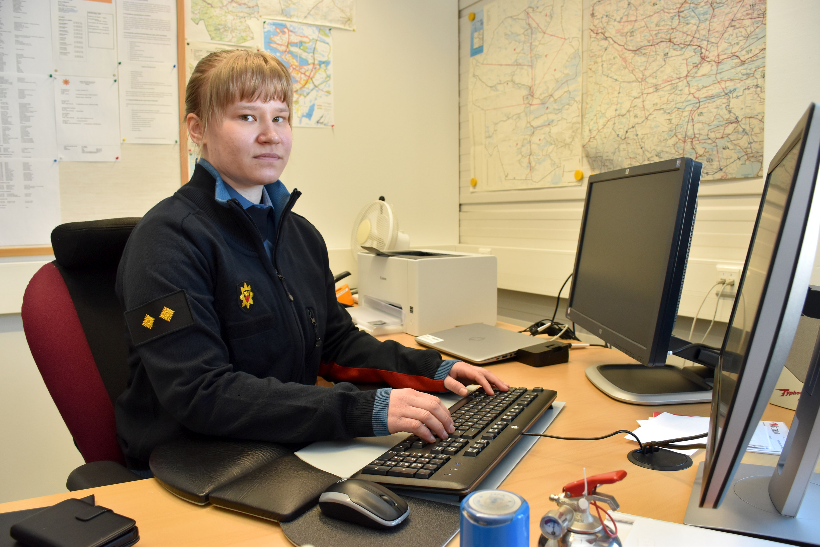 Palomestarin tehtäviin kuuluu muun muassa Posion yksikön vastaavan tehtävät ja hallinnolliset tehtävät. Kirsti Heikkala istahti virkahuoneensa pöydän ääreen ensimmäisenä työpäivänään maanantaina.