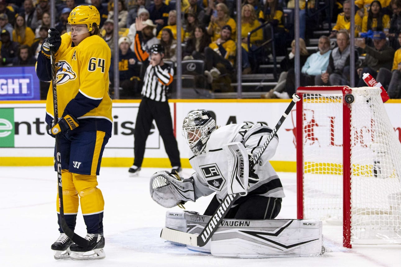 Los Angeles voitti Nashvillen 4–3 . Ottelussa Nashvillen ykkösnimi oli suomalaishyökkääjä Mikael Granlund (vas.), joka syötti joukkueensa kaksi ensimmäistä maalia. Oikealla Los Angelesin Cal Petersen. LEHTIKUVA/AFP