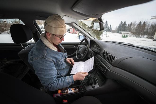 Laihialainen Turo Kivimäki sai väliaikaisen ajokortin läpäistyään ajokokeen. Hän ei tarvinnut kuin yhden yrityksen. KUVA: JARNO PELLINEN