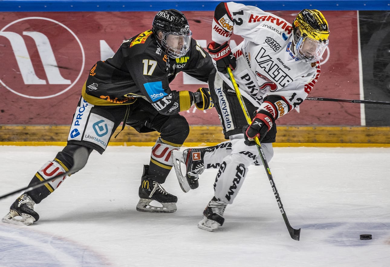 JYPin Jani Tuppurainen ja Kärppien Mika Pyörälä väänsivät kiekon perässä viime joulukuussa.