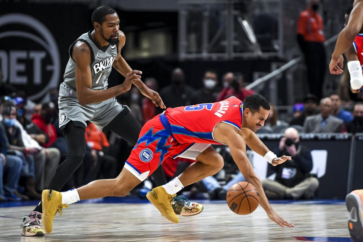 Brooklyn Netsissä pelaava Kevin Durant (vas.) ylsi urallaan seitsemännen kerran 50 pisteeseen. Kuvassa myös Detroit Pistonsin Frank Jackson. LEHTIKUVA / AFP
