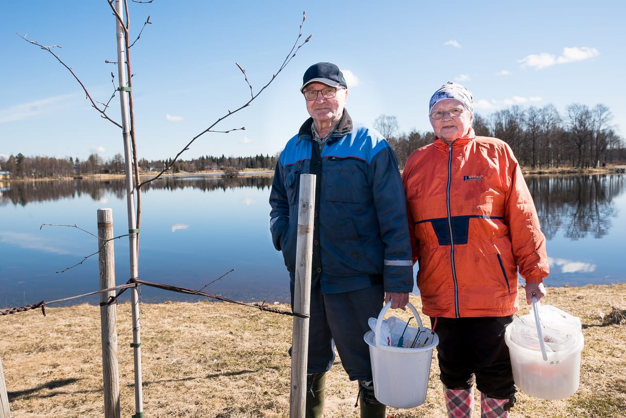 Onni ja Salli Tornberg kävivät keskiviikkona kalassa Kirkkosaaren sillalla.