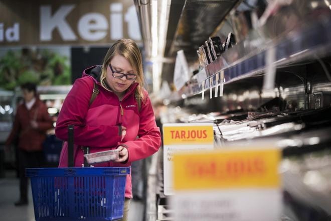 Vaasalainen Katja Saari ei nolostele tarjousten perässä juoksemistaan. Saari kertoo saavansa kiksejä hyvistä löydöistä. KUVAT: JARNO PELLINEN