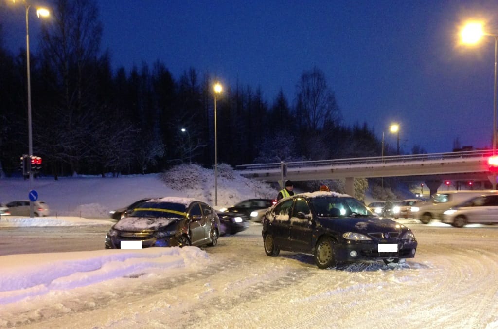 Niin sanotussa Oulun Miljoonamontussa sattui ennen neljää kolmen auton peltikolari, joka ruuhkautti liikennettä.