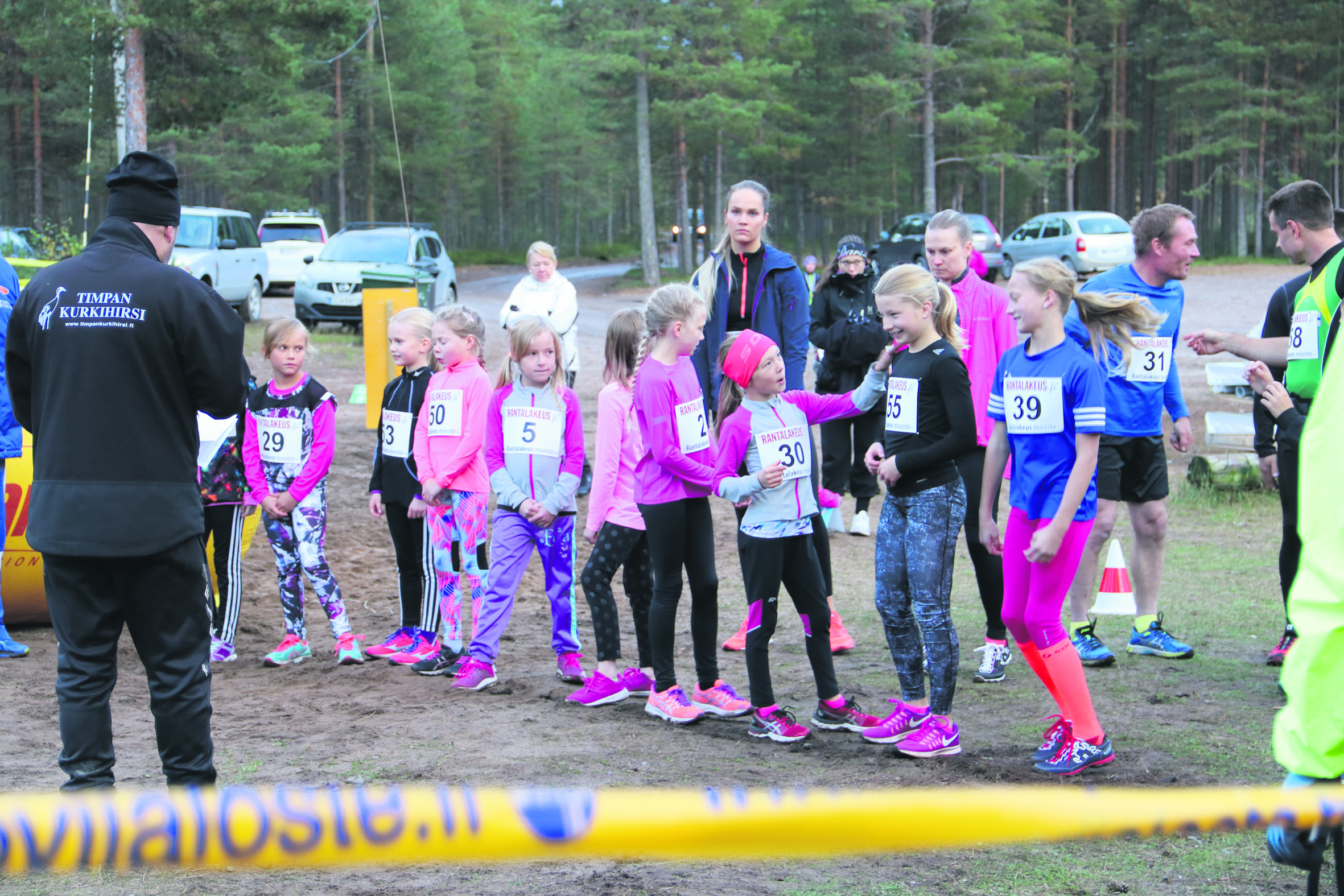 Kolmannessa lähdössä radalle pinkaisi iso sakki. Nuorimmat juoksivat kilometrin radan kerran. Vanhemmat osallistujia taittoivat radan kahteen tai neljään kertaan.