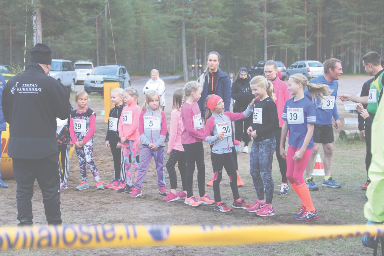 Kolmannessa lähdössä radalle pinkaisi iso sakki. Nuorimmat juoksivat kilometrin radan kerran. Vanhemmat osallistujia taittoivat radan kahteen tai neljään kertaan.