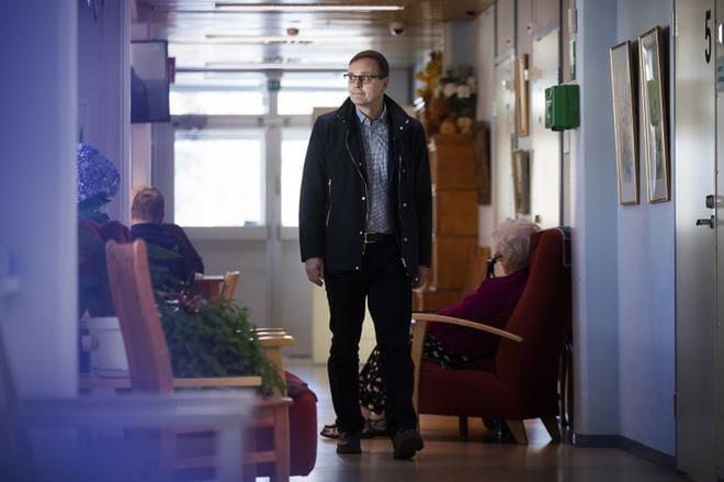 Laihian kunnanjohtaja Juha Rikala katsoo, että palvelusetelin arvosta olisi pitänyt tehdä tiukempi linjaus jo aiemmin. Kuvassa Rikala on vierailulla hoivakoti Toiskassa keväällä 2018. ARKISTOKUVA: JARNO PELLINEN