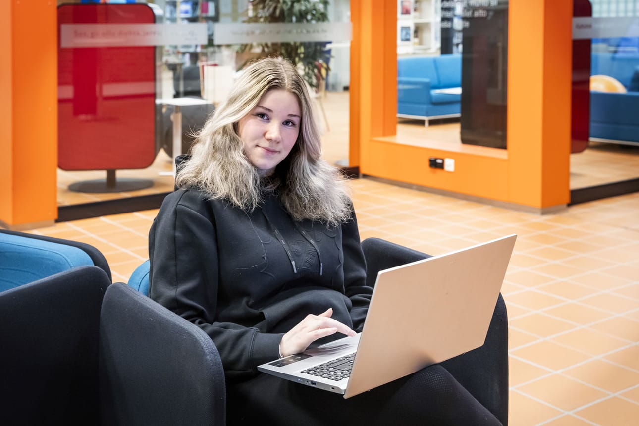 Korkeakouluopinnoissa hyödynnetään monia digitaalisia työkaluja, joita nuoret eivät välttämättä aiemmin ole käyttäneet. Väyläopinnoissa tutustutaan niihinkin.