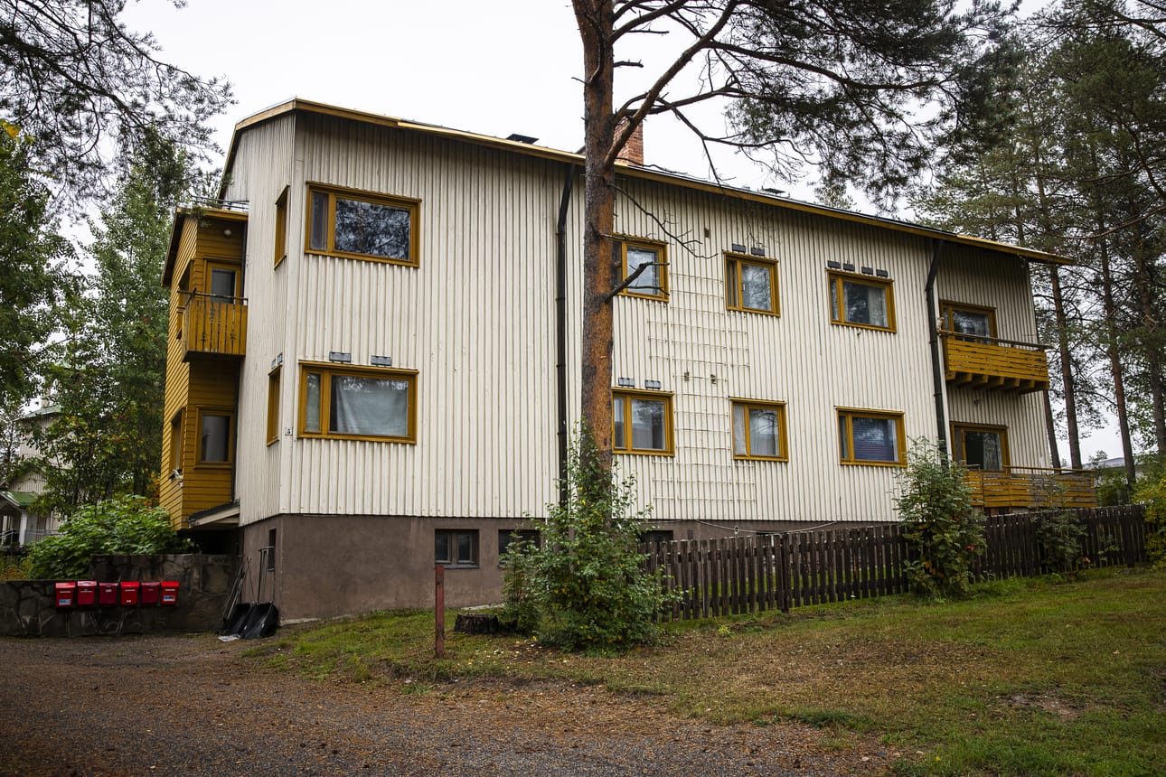 Katajarannan koulun opettajien asuintalo valmistui vuonna 1950. Kaupunki suunnittelee tontille ja sen viereiselle tontille kerrostalorakentamista ja on myöntänyt talolle purkuluvan.