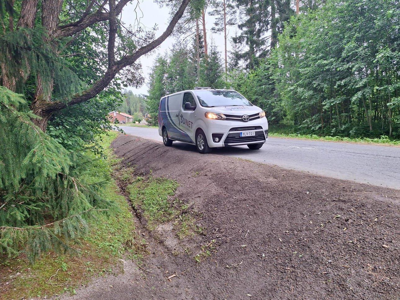 Sunetin asennusauto Jurvassa heinäkuussa Puuepänraitilla, jonne on rakennettu uutta valokuituverkkoa.