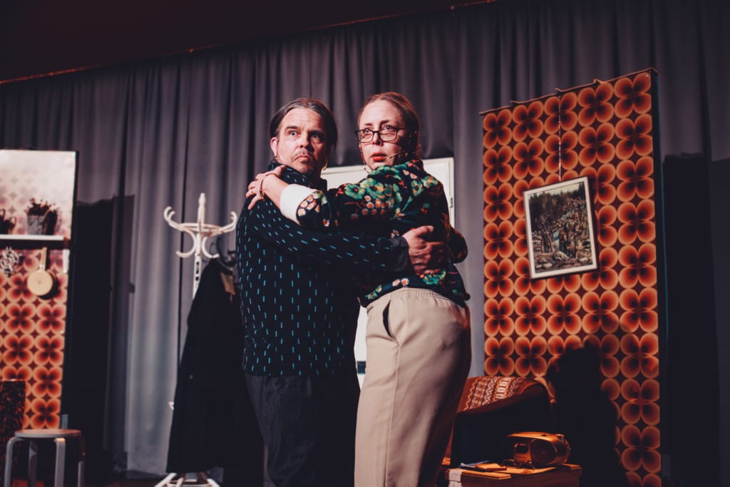 Teemu Kettulan Kalevi ja Juulia Soidinahon Pirkko hyppäävät seikkailun pyörteisiin kytätessään naapureitaan.