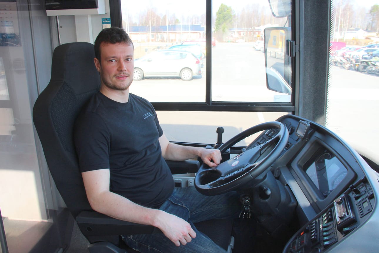 Kirjastoautonkuljettaja Juuso Pitkänen. Kirjastoauto pysäkillä Hirsikampuksella.