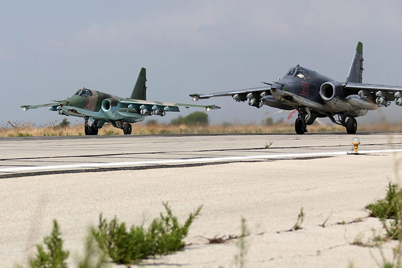 Venäjän puolustusministeriön kuvassa kaksi venäläistä SU-25-hävittäjää nousee ilmaan Hmeymimin lentotukikohdasta Syyriassa.