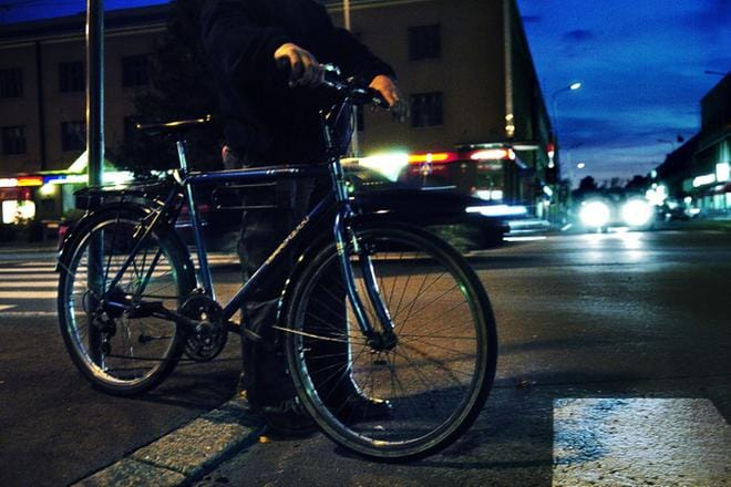 Autoilijan on väistettävä vain pyörää taluttavaa pyöräilijää. Pimeällä pyöräilijää ei välttämättä edes näe väistää. kuva minna hirvelä