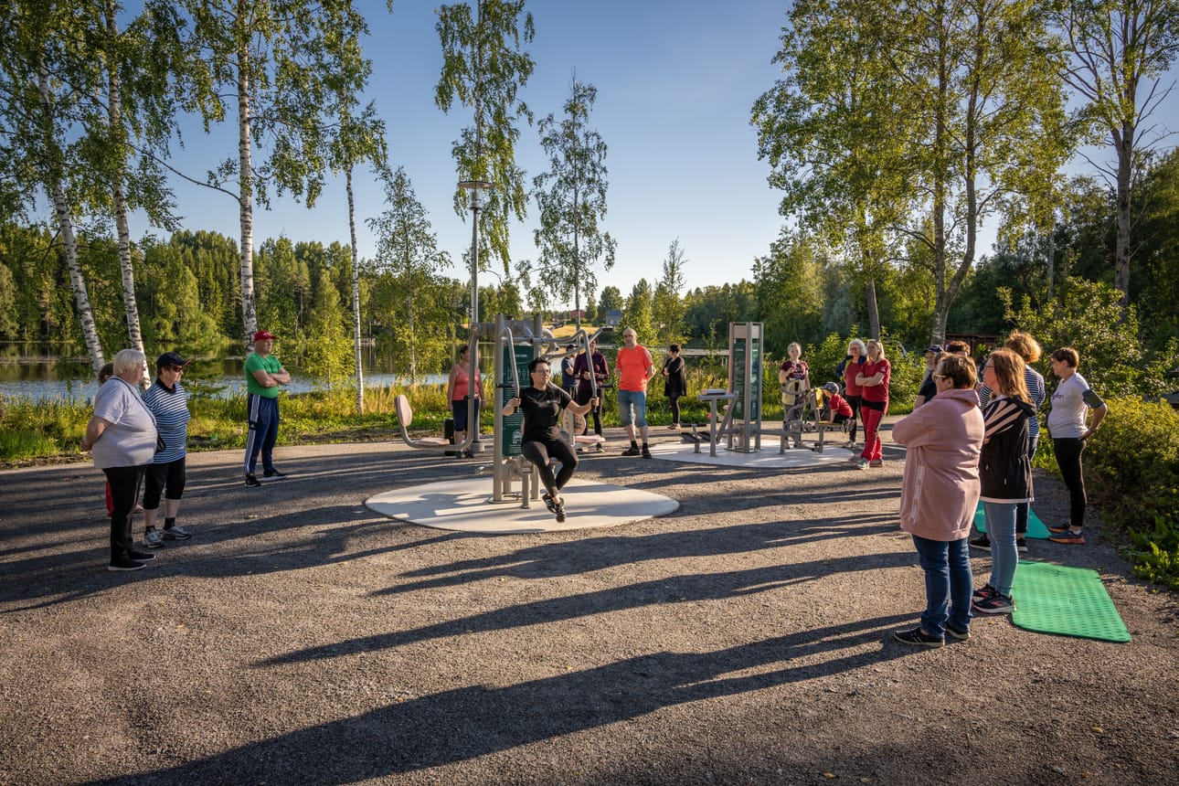 Personal trainer Tiina Väliaho opasti uusien välineiden käytössä ja veti halukkaille kuntopiiriä.
