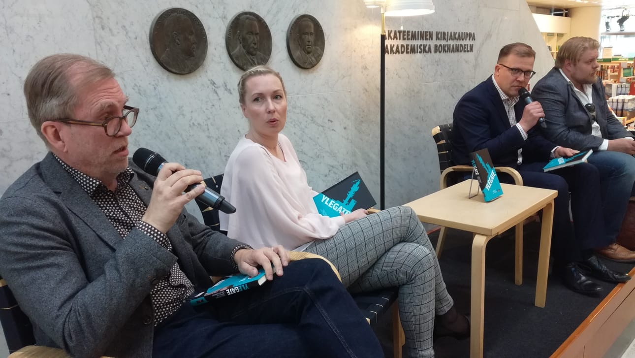 Jouni Tervo (vas.) haastatteli Ylegate-kirjan kirjoittajia Salla Vuorikoskea, Jussi Erosta, ja Jarno Liskiä Helsingissä tiistaina.